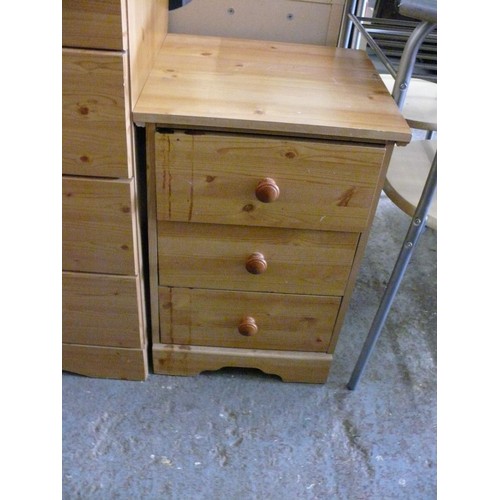 376 - PINE EFFECT CHEST OF DRAWERS 2/3 AND MATCHING 3 DRAWER BEDSIDE CHEST