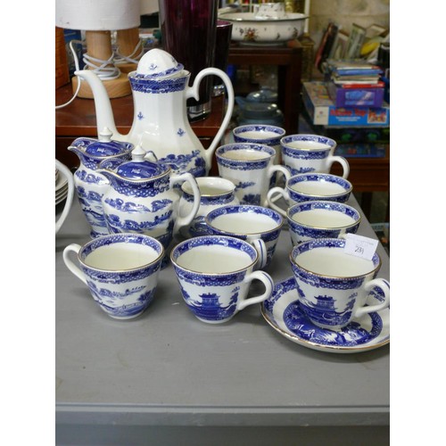 231 - COLLECTION OF RINGTONS WILLOW PATTERN CHINA TO INCLUDE PAIR OF LIDDED JUGS, 3 MUGS, 6 TEACUPS, 1 SAU... 