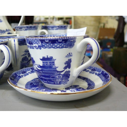 231 - COLLECTION OF RINGTONS WILLOW PATTERN CHINA TO INCLUDE PAIR OF LIDDED JUGS, 3 MUGS, 6 TEACUPS, 1 SAU... 