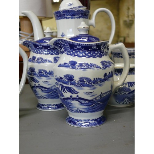 231 - COLLECTION OF RINGTONS WILLOW PATTERN CHINA TO INCLUDE PAIR OF LIDDED JUGS, 3 MUGS, 6 TEACUPS, 1 SAU... 