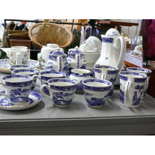 231 - COLLECTION OF RINGTONS WILLOW PATTERN CHINA TO INCLUDE PAIR OF LIDDED JUGS, 3 MUGS, 6 TEACUPS, 1 SAU... 