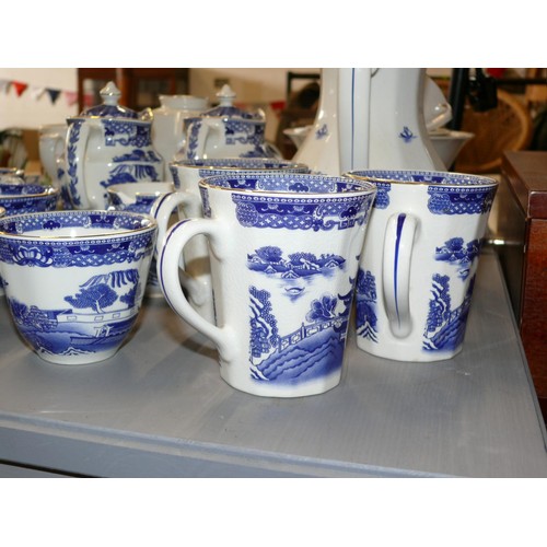 231 - COLLECTION OF RINGTONS WILLOW PATTERN CHINA TO INCLUDE PAIR OF LIDDED JUGS, 3 MUGS, 6 TEACUPS, 1 SAU... 