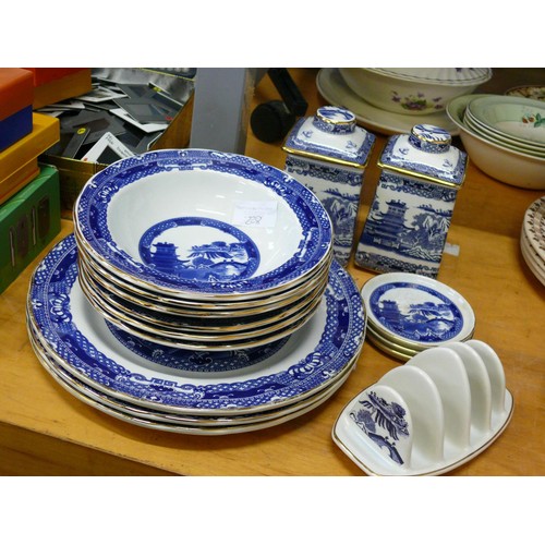 228 - COLLECTION OF RINGTONS WILLOW PATTERN CHINA 6 BOWLS, 3 DINNER PLATES, 2 TEA CADDIES, 3 COASTERS AND ... 