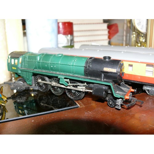 262 - IRON DUKE TRAIN LOCO AND 2 CARRIAGES OO GAUGE