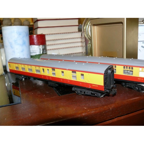 262 - IRON DUKE TRAIN LOCO AND 2 CARRIAGES OO GAUGE