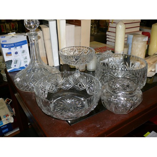 263 - COLLECTION OF GLASS AND CRYSTAL TO INCLUDE THOMAS WEBB SHIPS DECANTER, CRYSTAL FRUIT BOWLS, COLOURED... 