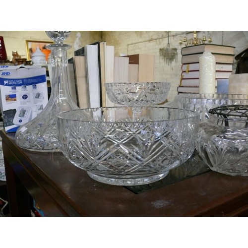 263 - COLLECTION OF GLASS AND CRYSTAL TO INCLUDE THOMAS WEBB SHIPS DECANTER, CRYSTAL FRUIT BOWLS, COLOURED... 