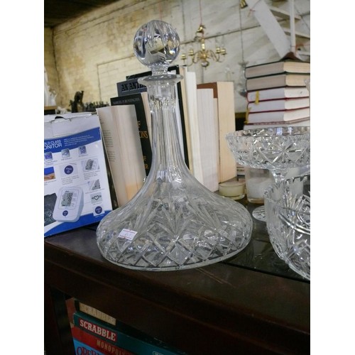 263 - COLLECTION OF GLASS AND CRYSTAL TO INCLUDE THOMAS WEBB SHIPS DECANTER, CRYSTAL FRUIT BOWLS, COLOURED... 