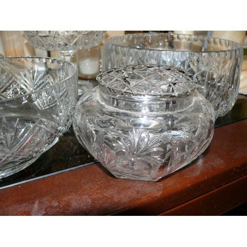 263 - COLLECTION OF GLASS AND CRYSTAL TO INCLUDE THOMAS WEBB SHIPS DECANTER, CRYSTAL FRUIT BOWLS, COLOURED... 