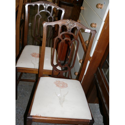 386 - A LOVELY PAIR OF CHIPPENDALE INFLUENCED CHAIRS