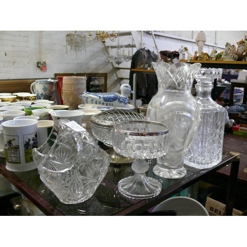 301 - LARGE COLLECTION OF GOOD QUALITY CRYSTAL AND GLASSWARE TO INCLUDE DECANTER, VASES, ROSE BOWL ETC