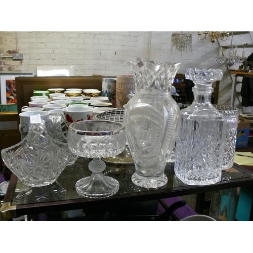 301 - LARGE COLLECTION OF GOOD QUALITY CRYSTAL AND GLASSWARE TO INCLUDE DECANTER, VASES, ROSE BOWL ETC