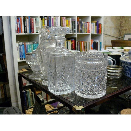 301 - LARGE COLLECTION OF GOOD QUALITY CRYSTAL AND GLASSWARE TO INCLUDE DECANTER, VASES, ROSE BOWL ETC