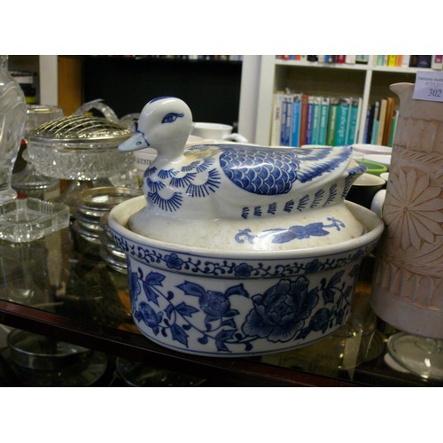 302 - A LOVELY BLUE AND WHITE DUCK TUREEN PLUS 4 VARIOUS DECORATIVE JUGS