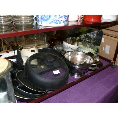 303 - VERY LARGE SELECTION OF KITCHENWARE TO INCLUDE AN ELECTRIC CROCKPOT, SAUCEPANS, FRYING PANS, PYREX O... 