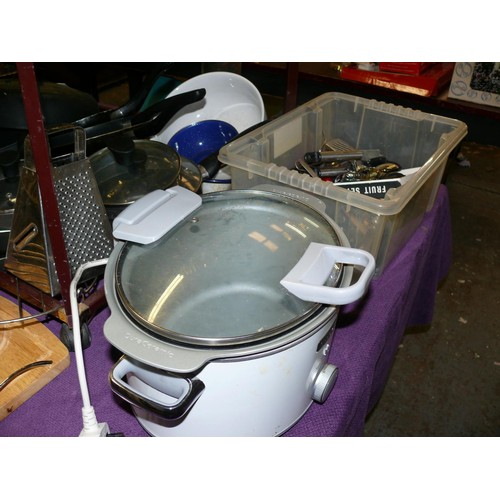 303 - VERY LARGE SELECTION OF KITCHENWARE TO INCLUDE AN ELECTRIC CROCKPOT, SAUCEPANS, FRYING PANS, PYREX O... 