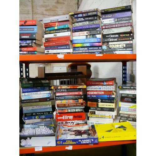 313 - 2 SHELVES OF GOOD QUALITY BOOKS IN AS NEW CONDITION TO INCLUDE STEPHEN FRY, JOHN GRISHAM, ANN CLEEVE... 