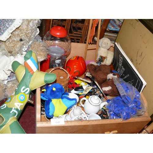 335 - SELECTION OF TOYS AND NOVELTY ITEMS TO INCLUDE INFLATABLE AEROPLANE, TEDDY BEARS, RECORDER, MOUSE MO... 