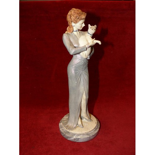 2 - CLASSIQUE BY ROYAL DOULTON FIGURINE PHILLIPA MODELLED BY TIMOTHY POTTS WITH BOX (SMALL CHIP TO CATS ... 