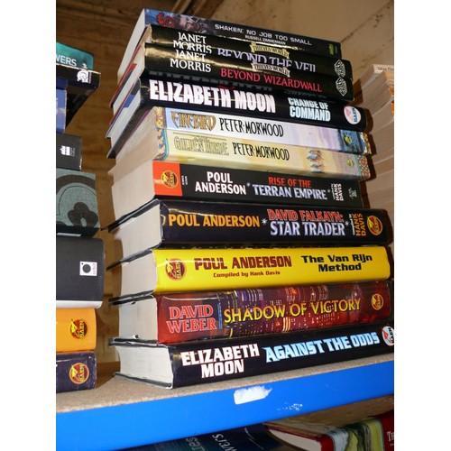 314 - 2 SHELVES OF GOOD QUALITY BOOKS TO INCLUDE JAMES ELLROY, LINDSEY DAVIES, JAMES PATTERSON, PETER DAVI... 