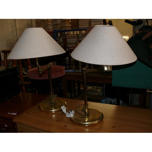 376A - A PAIR OF BRASS ADJUSTABLE TABLE LAMPS