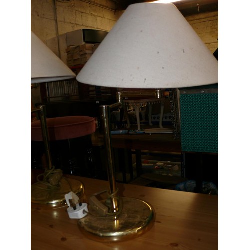 376A - A PAIR OF BRASS ADJUSTABLE TABLE LAMPS