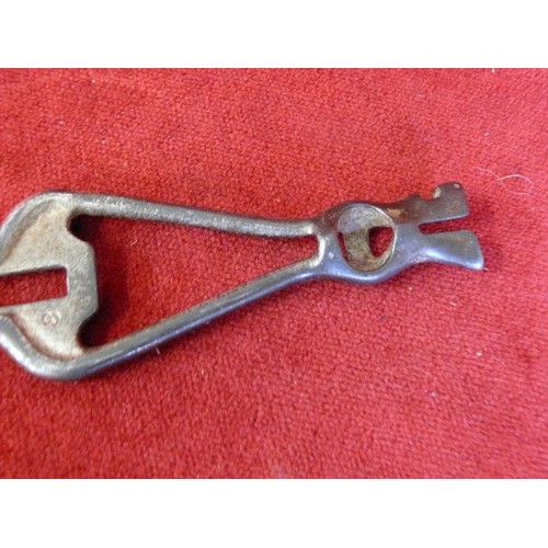 15 - A LATE VICTORIAN PEERLESS TIN OPENER CAST IRON AND IT WORKS