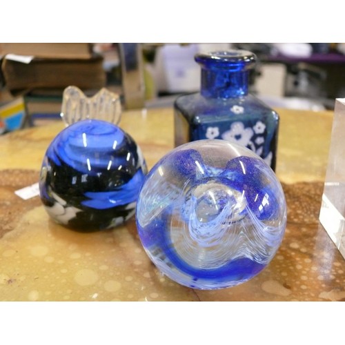 200A - COLLECTION OF GLASSWARE TO INCLUDE A BLUE WHALE PAPERWEIGHT BY PHOENICIAN GLASS, A FURTHER BLUE PAPE... 