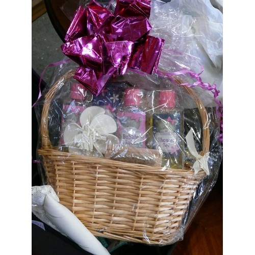 414A - LIDDED STORAGE BOX OF VARIOUS TOILETRIES ETC TO INCLUDE BASKET GIFT SET