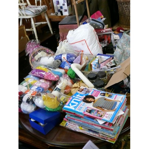 416 - LARGE QUANTITY OF CRAFT ITEMS TO INCLUDE WOOL, BUTTONS, PATTERNS, RIBBON ETC