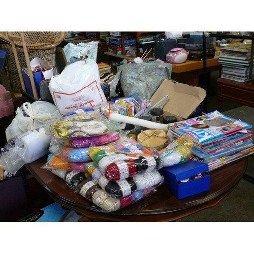 416 - LARGE QUANTITY OF CRAFT ITEMS TO INCLUDE WOOL, BUTTONS, PATTERNS, RIBBON ETC