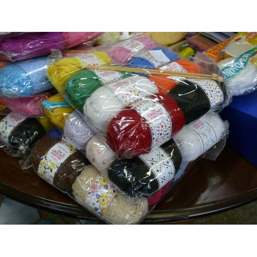 416 - LARGE QUANTITY OF CRAFT ITEMS TO INCLUDE WOOL, BUTTONS, PATTERNS, RIBBON ETC