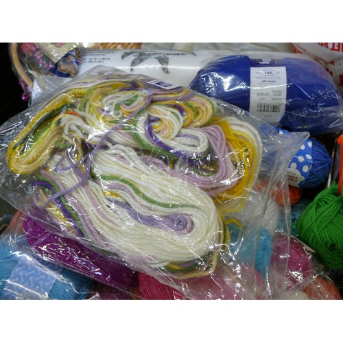 416 - LARGE QUANTITY OF CRAFT ITEMS TO INCLUDE WOOL, BUTTONS, PATTERNS, RIBBON ETC