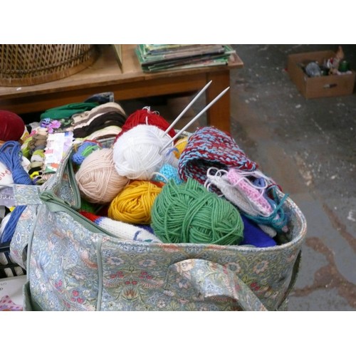 416 - LARGE QUANTITY OF CRAFT ITEMS TO INCLUDE WOOL, BUTTONS, PATTERNS, RIBBON ETC