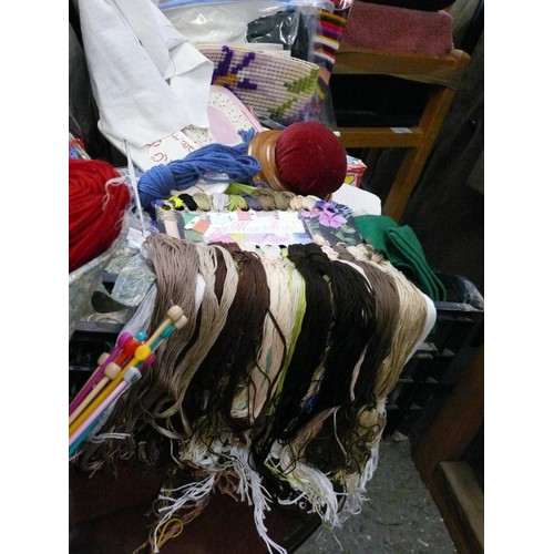 416 - LARGE QUANTITY OF CRAFT ITEMS TO INCLUDE WOOL, BUTTONS, PATTERNS, RIBBON ETC