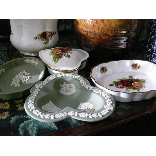 426 - COLLECTION OF PLANT POTS AND PIN DISHES TO INCLUDE ROYAL CROWN DERBY OLD COUNTRY ROSES, WEDGWOOD JAS... 