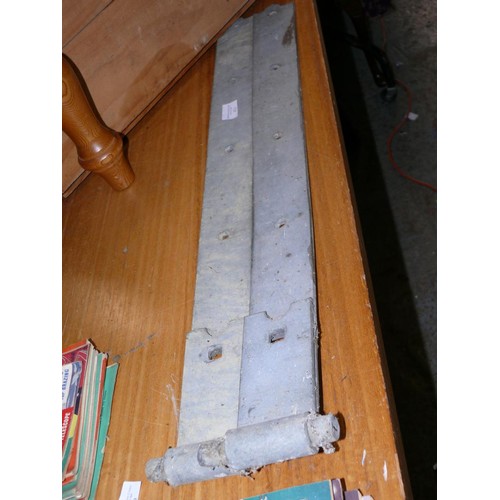 431 - A PAIR OF HEAVY DUTY GALVANISED GATE HINGES