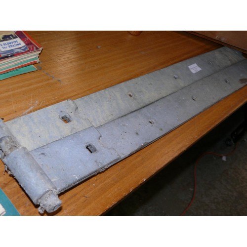 431 - A PAIR OF HEAVY DUTY GALVANISED GATE HINGES