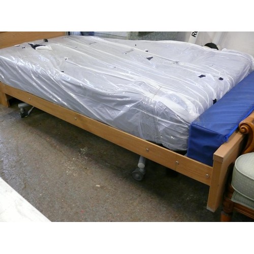 410 - ELECTRIC ADJUSTABLE BED WITH LIGHT WOOD FRAME