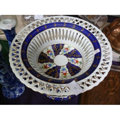 67 - A LOVELY BLUE AND WHITE HAND PAINTED PIERCED FRUIT BOWL INCLUDING 2 BLUE CANDLE STICKS