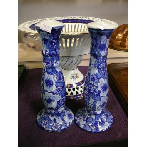 67 - A LOVELY BLUE AND WHITE HAND PAINTED PIERCED FRUIT BOWL INCLUDING 2 BLUE CANDLE STICKS