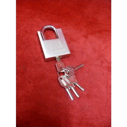 22 - A REALLY HEAVY DUTY SECURITY PADLOCK WITH 5 VERY DIFFERENT TYPE OF KEYS