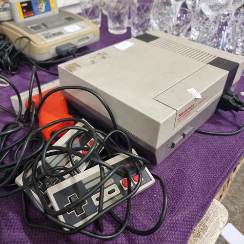 81 - NINTENDO. A VERY EARLY ENTERTAINMENT SYSTEM MODEL :NESE-001 (GB). WITH 2 CONTROLLERS AND THE NINTEND... 