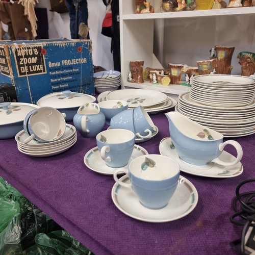 83 - WEDGEWOOD SEANDER BARLASTON DINNER SET IN CREAM AND DUCK EGG BLUE WITH AUTUMNAL LEAF DESIGN. 6 DINNE... 