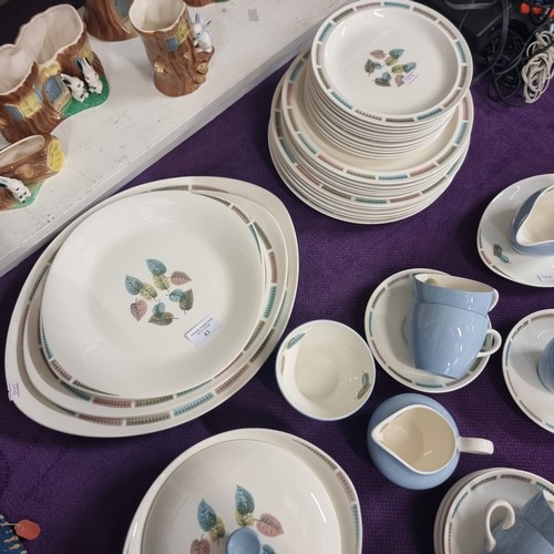 83 - WEDGEWOOD SEANDER BARLASTON DINNER SET IN CREAM AND DUCK EGG BLUE WITH AUTUMNAL LEAF DESIGN. 6 DINNE... 