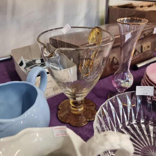 114 - A LOVELY AMBER AND CLEAR GLASS JUG, A HAND PAINTED STEM VASE, A GLASS FRUIT BOWL ALONG WITH 2 OTHER ... 