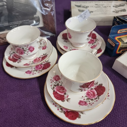 121 - QUEEN ANNE BONE CHINA, 3 TRIOS OF CUP, SAUCER AND PLATE IN GOOD CONDITION.