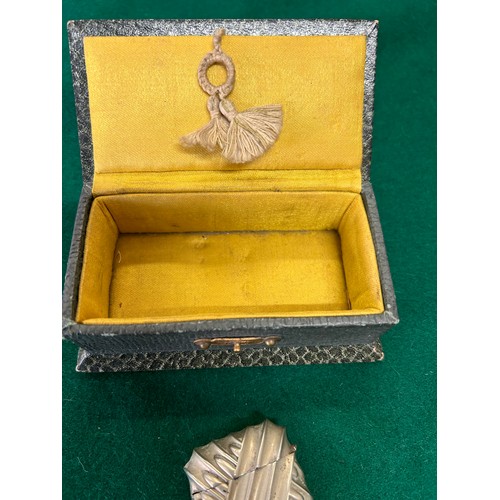 5 - A CHARMING ART NOUVEAU BOX WITH FLOWER DESIGN TO LID, YELLOW SATIN LINING AND A SILVER PLATED VESTA ... 