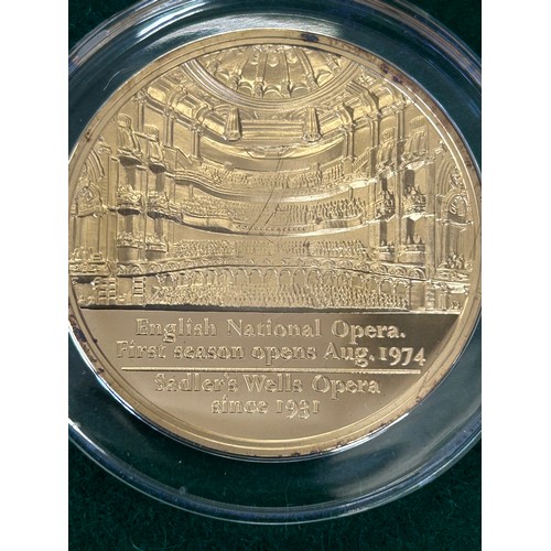 22 - LARGE SILVER GILT METAL MEDAL CELEBRATING THE 1974 FIRST SEASON OF THE ENGISH NATIONAL OPERA AT SADL... 