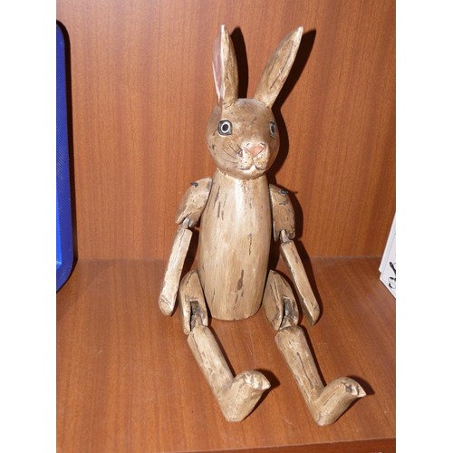 130 - A LOVELY VINTAGE HENNOW HEAR ARTICULATED WOODEN SITTING HARE.